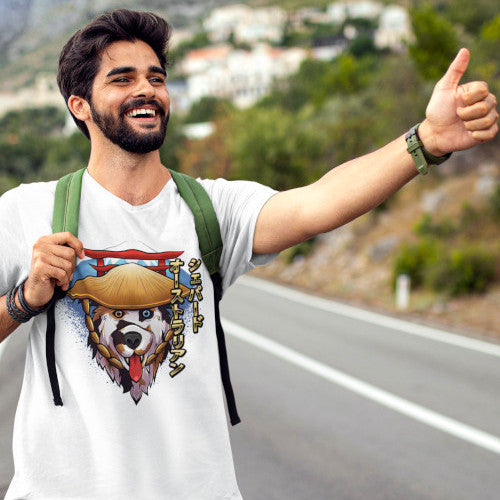 Mann mit personalisiertem Hunde T-Shirt steht an der Strasse mit Rucksack